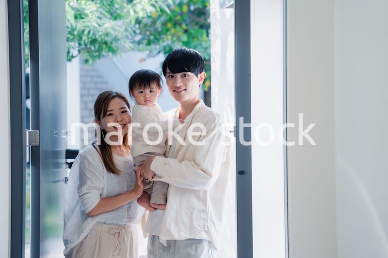 赤ちゃんとお出かけをする若いファミリー