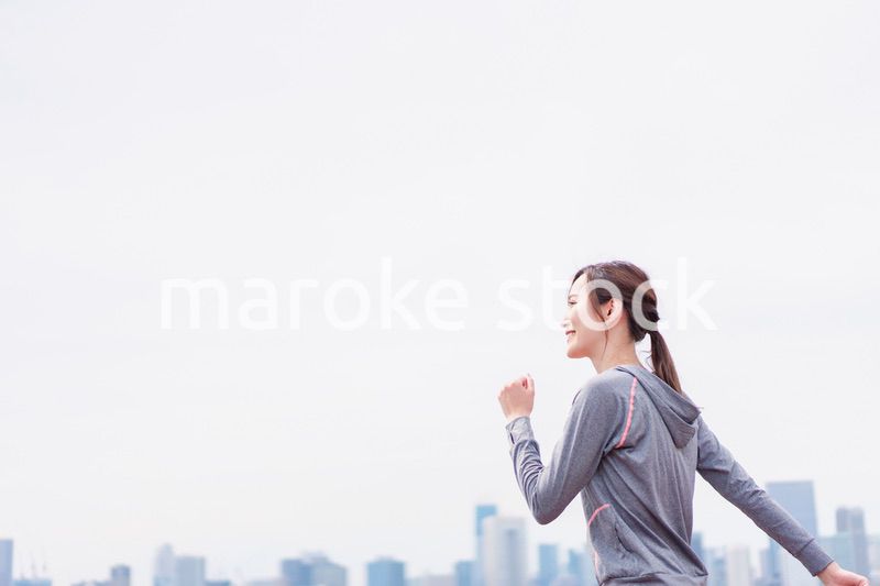 トレーニングをする若い女性