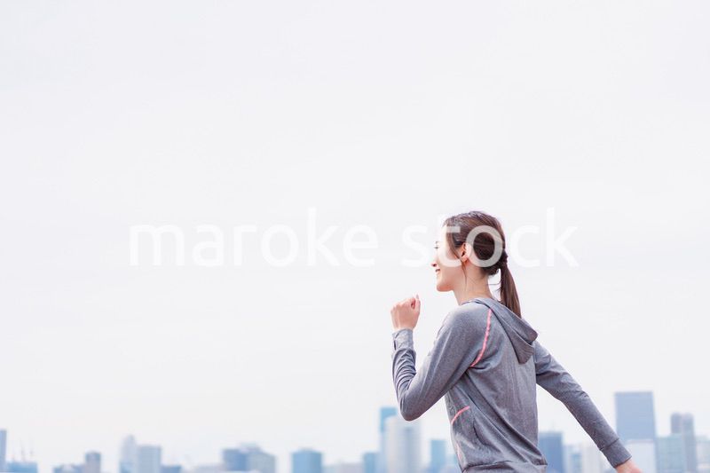 トレーニングをする若い女性