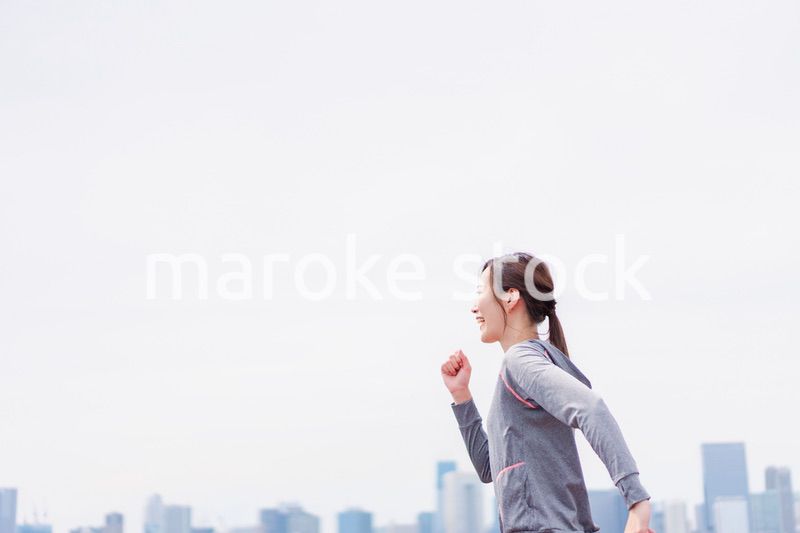 トレーニングをする若い女性