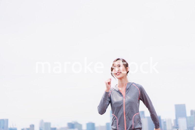 トレーニングをする若い女性