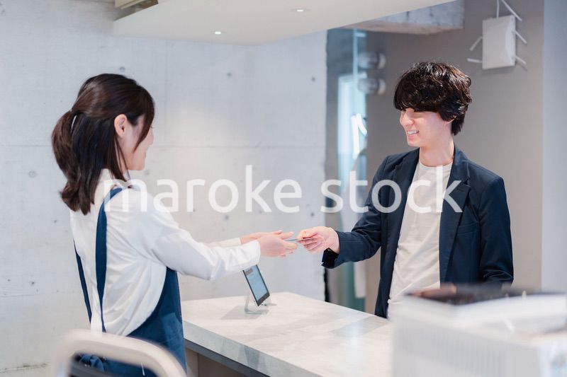 カフェでクレジットカード決済をする男性