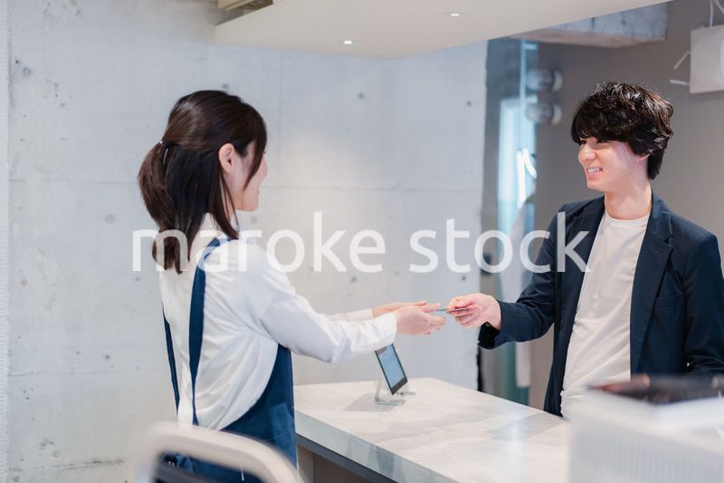 カフェでクレジットカード決済をする男性