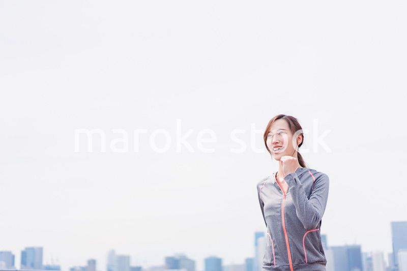 トレーニングをする若い女性