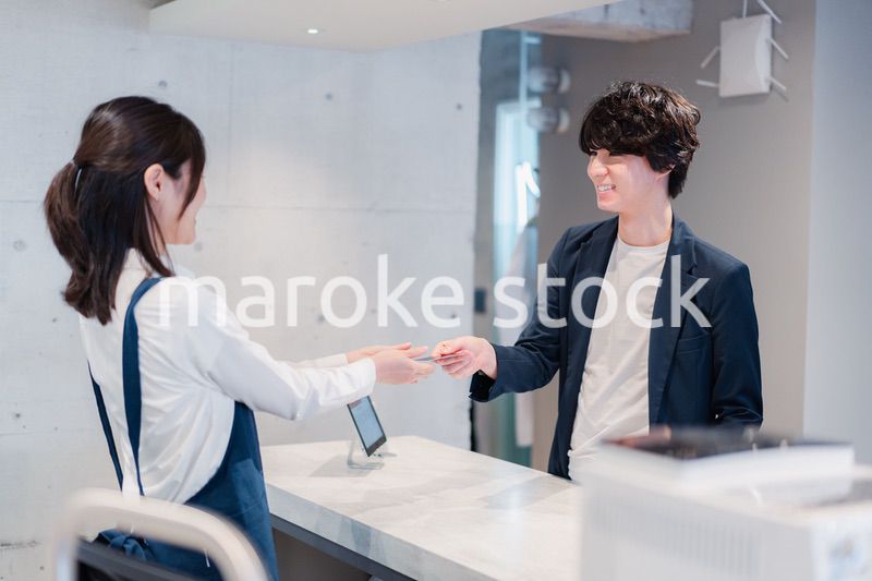 カフェでクレジットカード決済をする男性