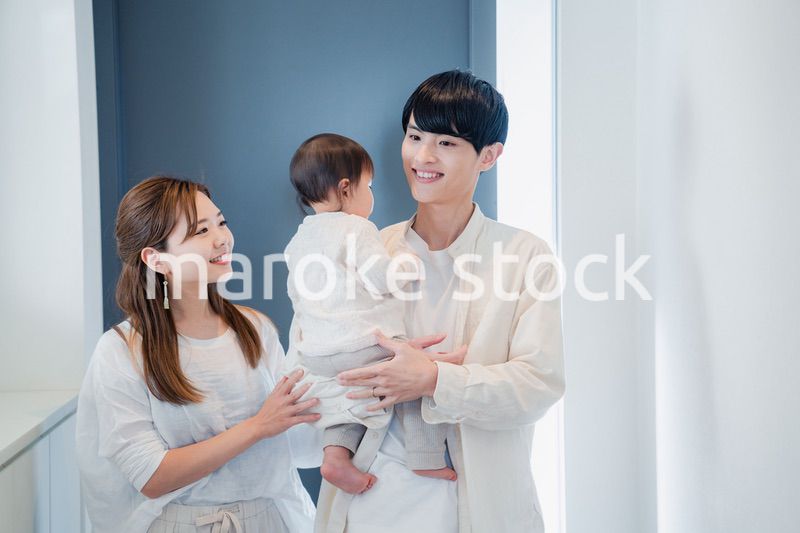 赤ちゃんとお出かけをする若いファミリー