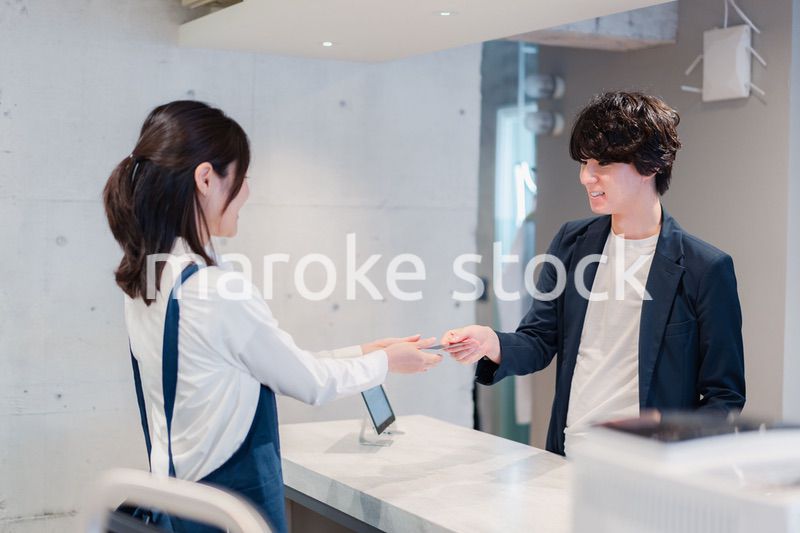 カフェでクレジットカード決済をする男性