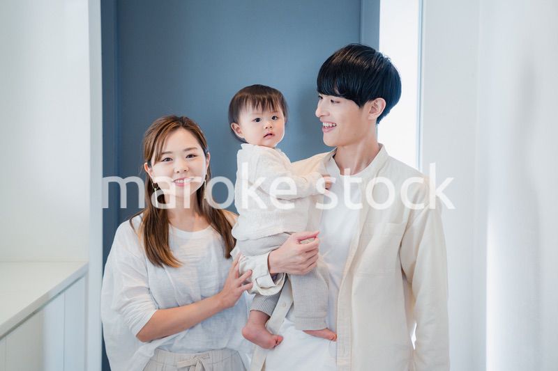 赤ちゃんとお出かけをする若いファミリー