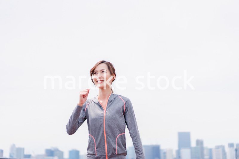 トレーニングをする若い女性