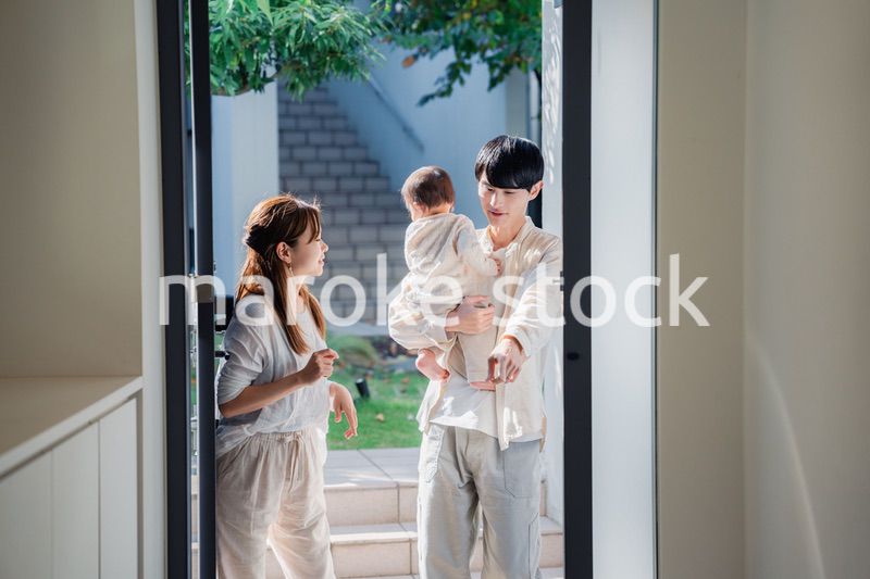 赤ちゃんとお出かけをする若いファミリー