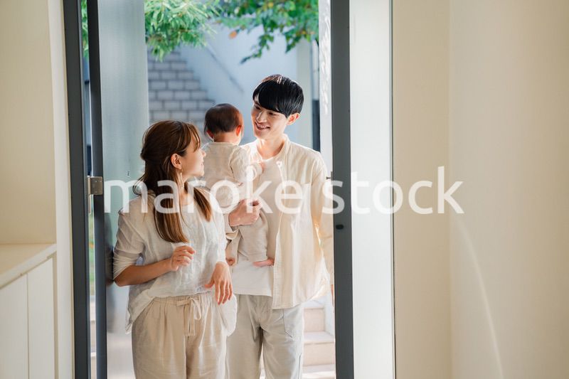 赤ちゃんとお出かけをする若いファミリー