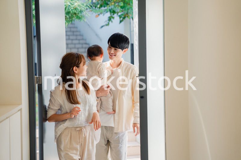 赤ちゃんとお出かけをする若いファミリー