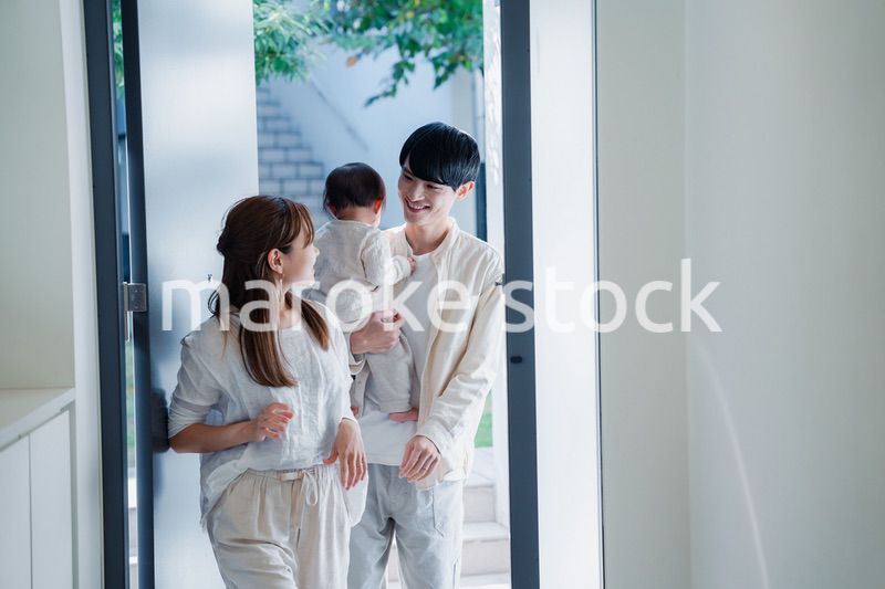 赤ちゃんとお出かけをする若いファミリー