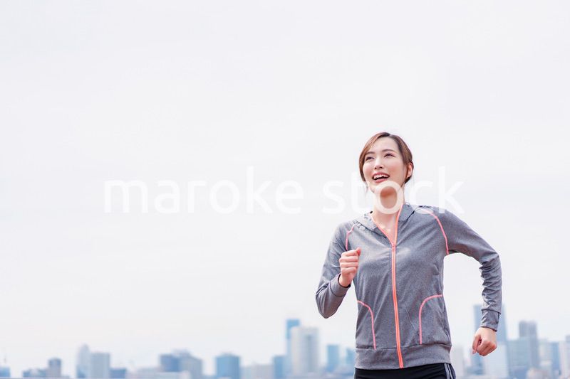 トレーニングをする若い女性