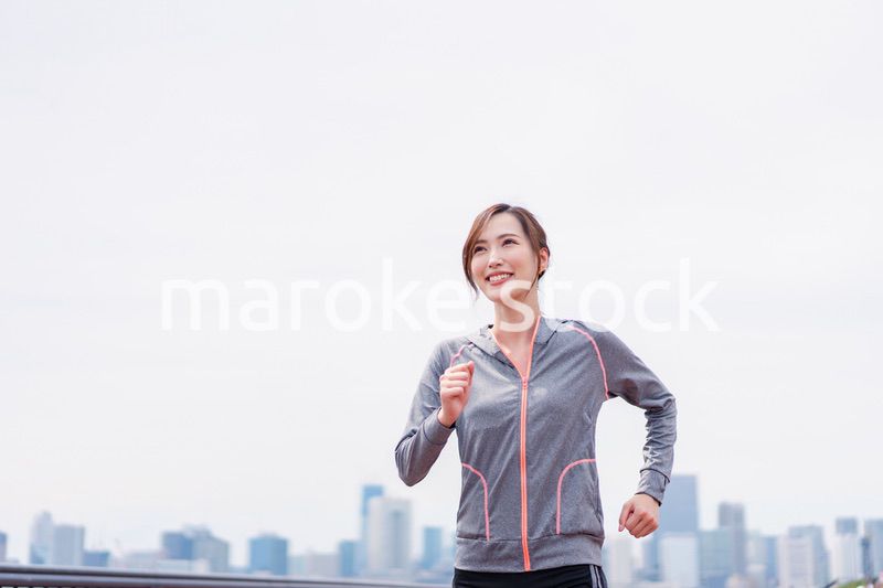 トレーニングをする若い女性