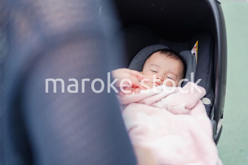ベビーカーですやすや寝る赤ちゃん