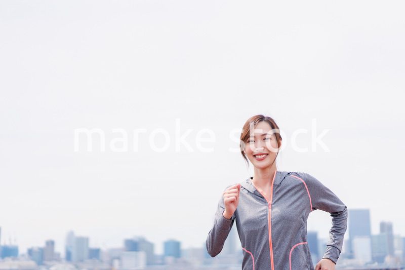 トレーニングをする若い女性