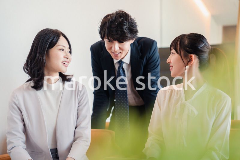 オフィスで働くビジネスパーソン