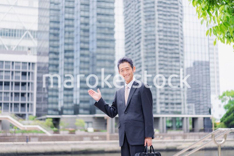 自分のビルを紹介する投資家