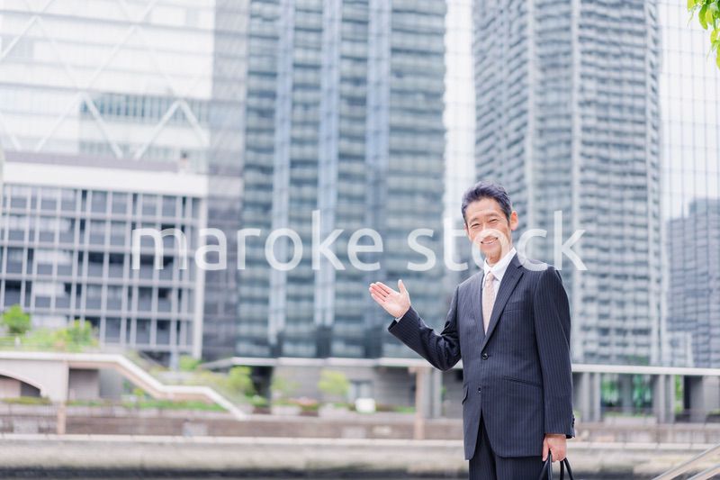 自分のビルを紹介する投資家