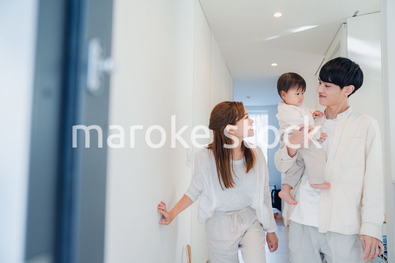 赤ちゃんとお出かけをする若いファミリー