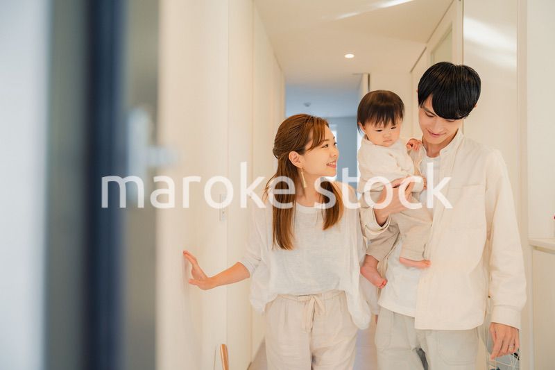 赤ちゃんとお出かけをする若いファミリー