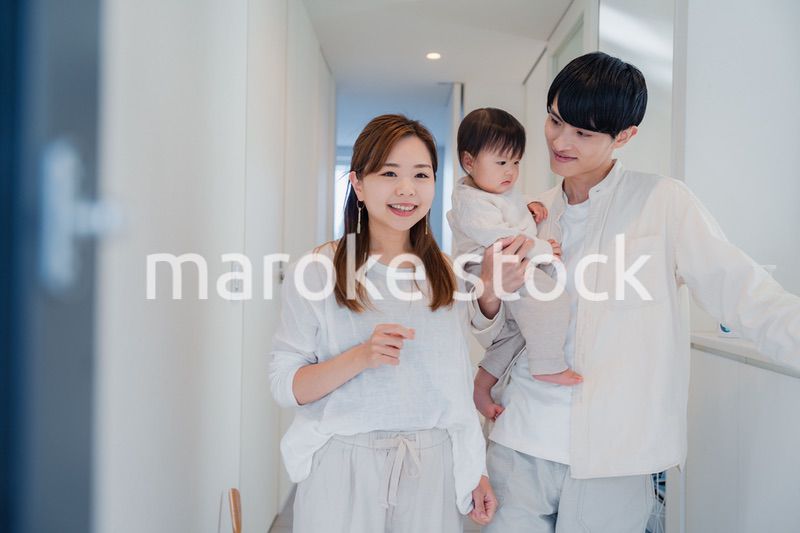 赤ちゃんとお出かけをする若いファミリー