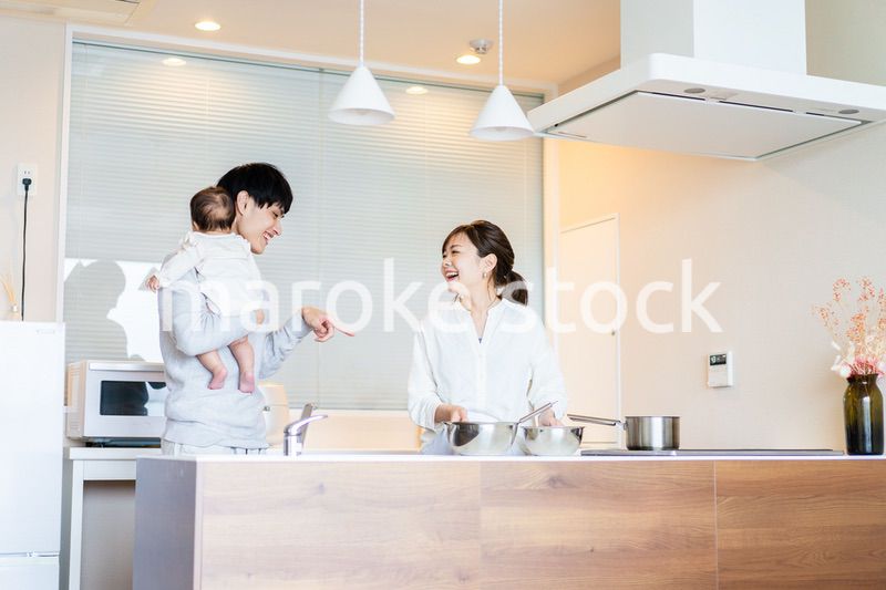 おうちで過ごす若いファミリー