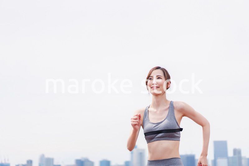 トレーニングをする若い女性