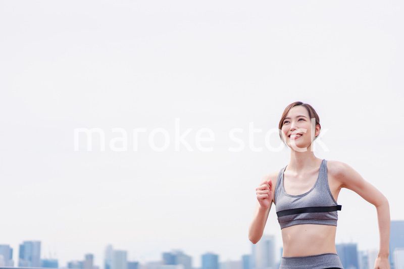 トレーニングをする若い女性