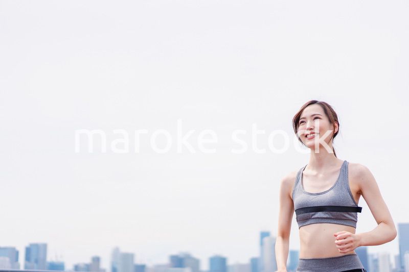 トレーニングをする若い女性