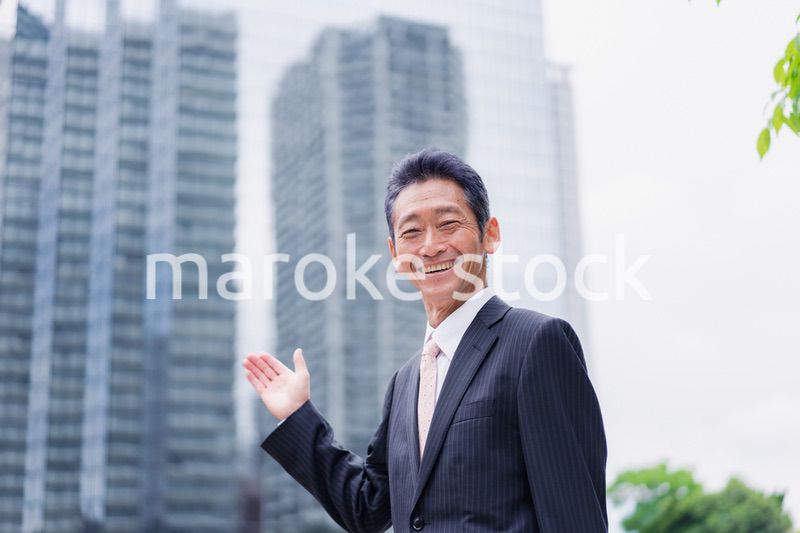 自分のビルを紹介する投資家