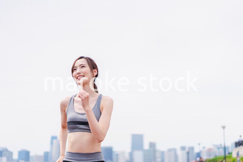 トレーニングをする若い女性