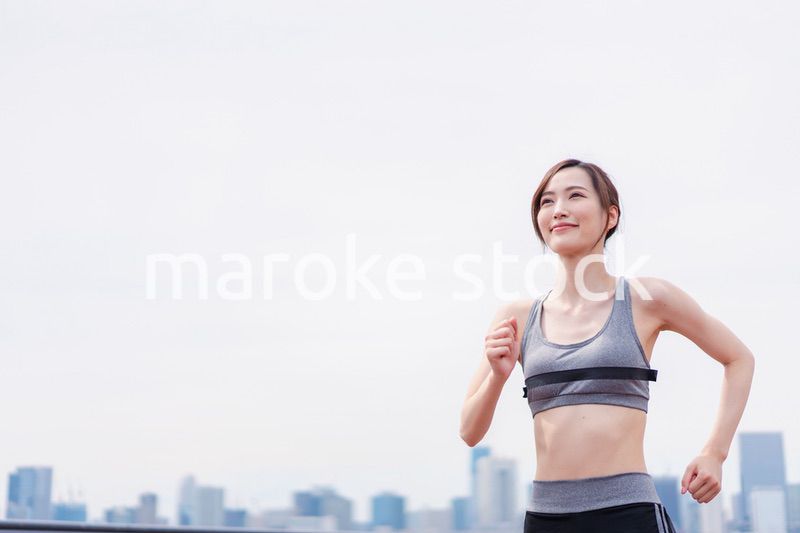 トレーニングをする若い女性