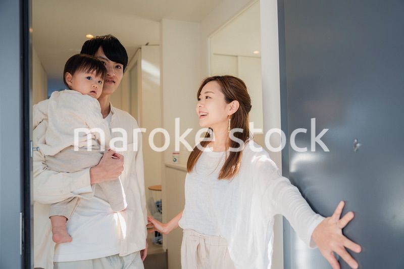 赤ちゃんとお出かけをする若いファミリー