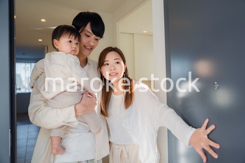 赤ちゃんとお出かけをする若いファミリー