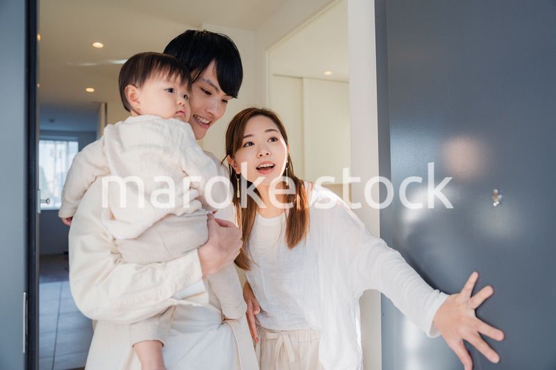 赤ちゃんとお出かけをする若いファミリー