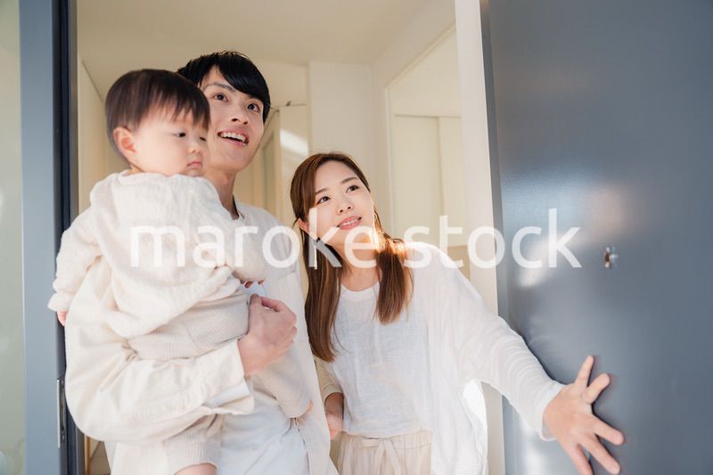 赤ちゃんとお出かけをする若いファミリー