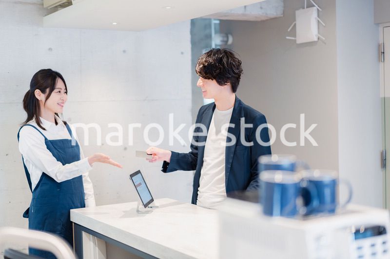 カフェでクレジットカード決済をする男性