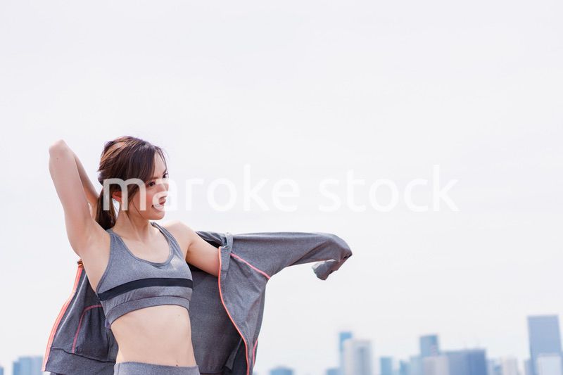 スポーツウェアに着替える若い女性