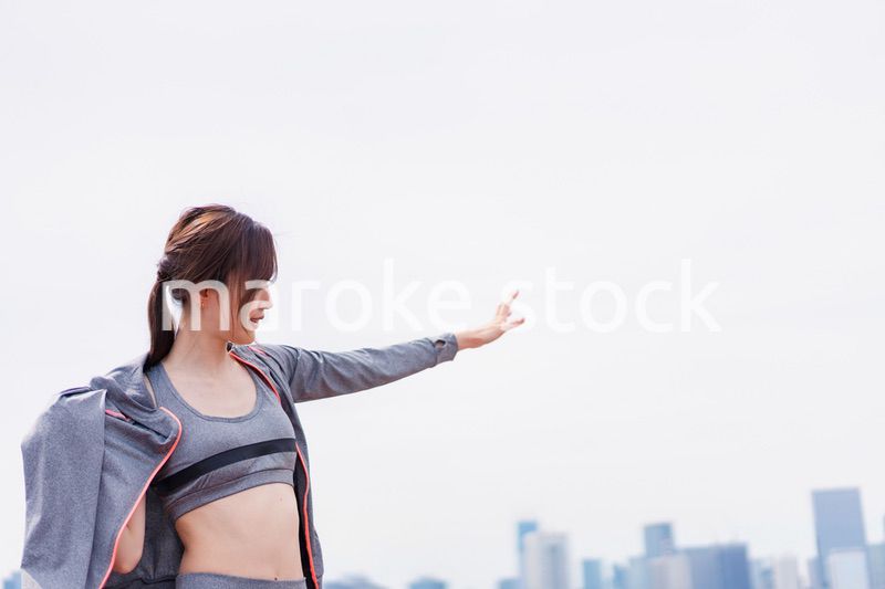 スポーツウェアに着替える若い女性