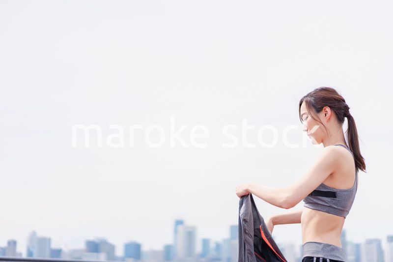 スポーツウェアに着替える若い女性