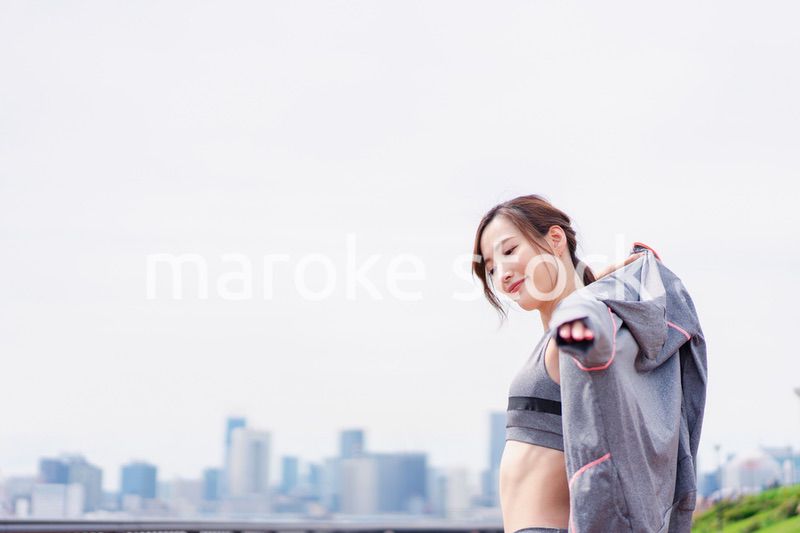 スポーツウェアに着替える若い女性