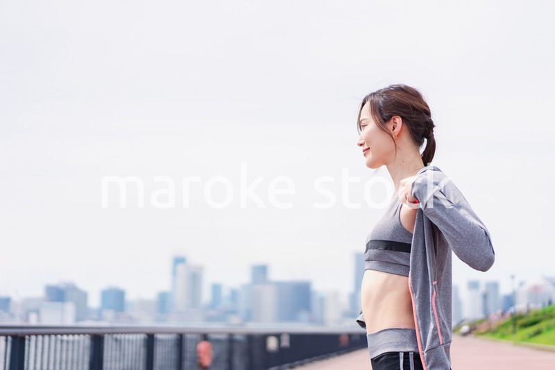 スポーツウェアに着替える若い女性