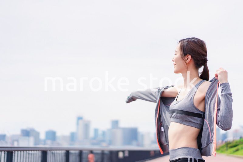 スポーツウェアに着替える若い女性