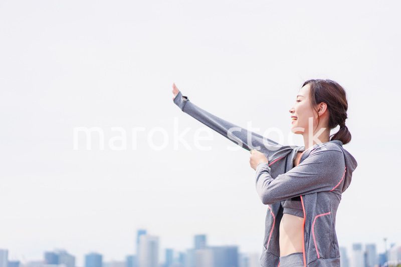 スポーツウェアに着替える若い女性