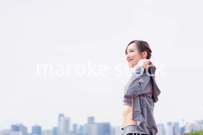 スポーツウェアに着替える若い女性