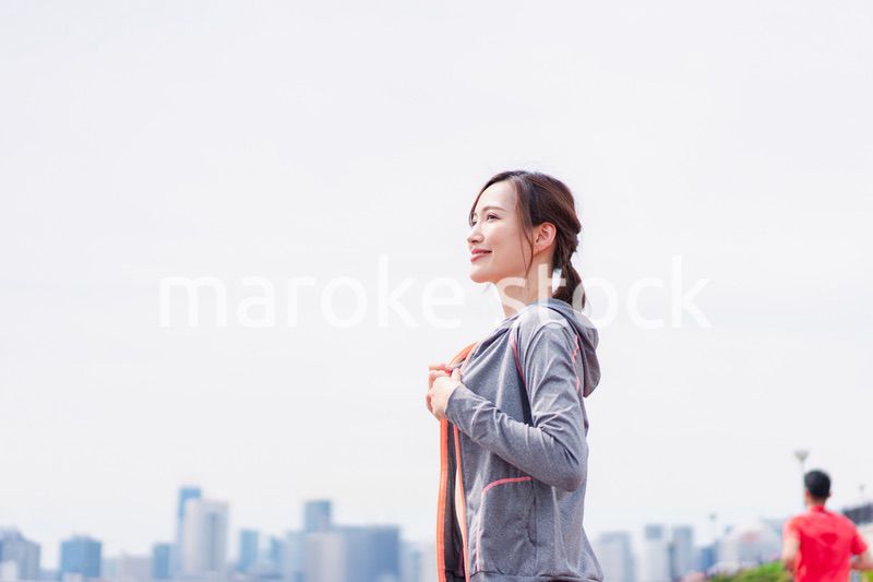 スポーツウェアに着替える若い女性