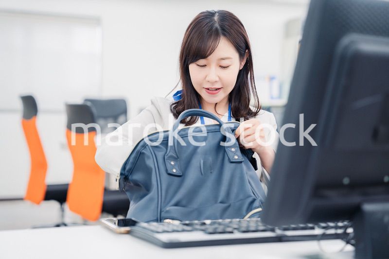 オフィスでお昼休みを過ごすビジネスウーマン