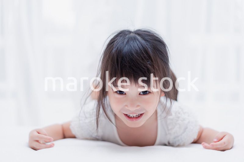 おうちで遊ぶ小さな女の子